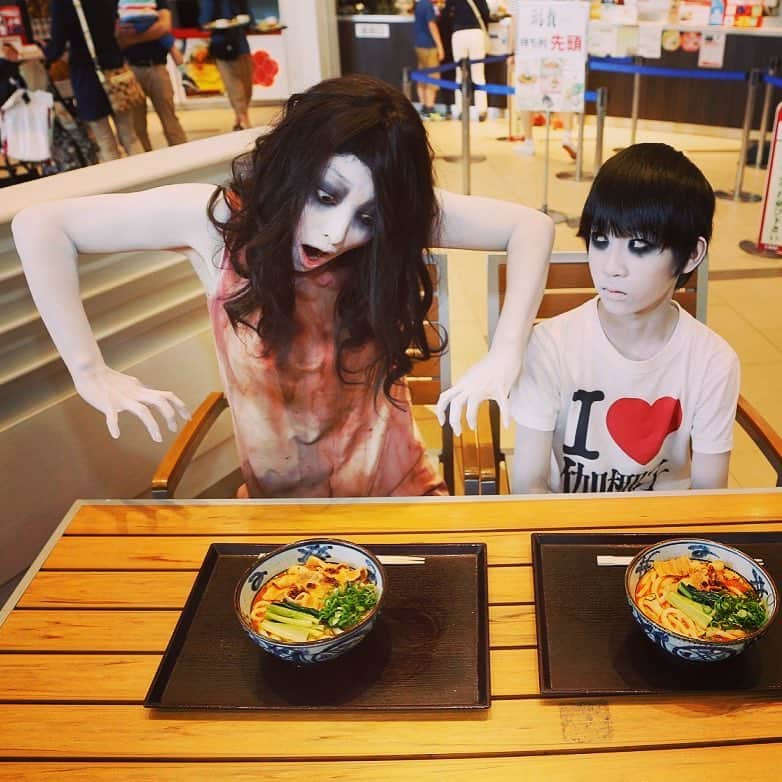 伽椰子と俊雄のほのぼの親子日記のインスタグラム：「​あ゛あ゛あ゛あ゛あ゛（暑い夏だからこそ）  #宮武讃岐うどん #ピリ辛豚味噌チゲうどん #たっぷり汗をかいて　#クールチョイス　#三井アウトレットパーク　#mitsuioutletpark　#フードコート #あ゛あ゛あ゛あ゛あ゛ #ニャー　#さだかや #sadakovskayako」