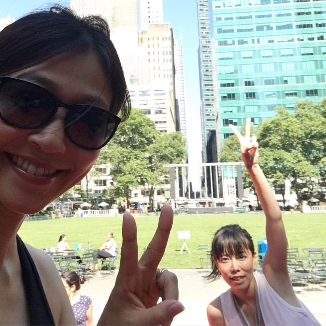 久保田智子のインスタグラム：「朝からブライアントパークでヨガです。#bpyoga #bryantpark #newyork #yoga #ニューヨーク #ny #ブライアントパークでヨガ」