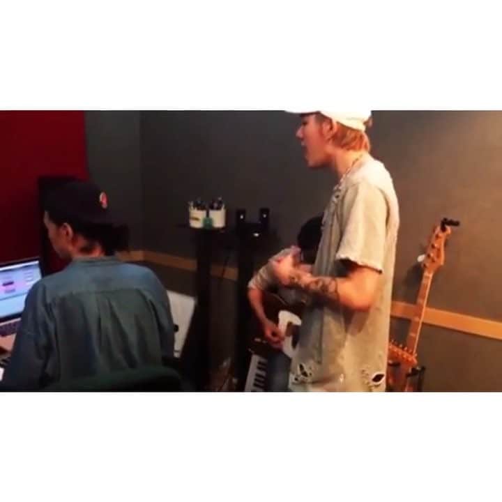 DirtyOrangeのインスタグラム：「cowrite with Zico(@woozico0914 )& Mitsu.j(@mitsu.j_digz ) #cowrite #session  #zico #mitsuj #dchstudio」