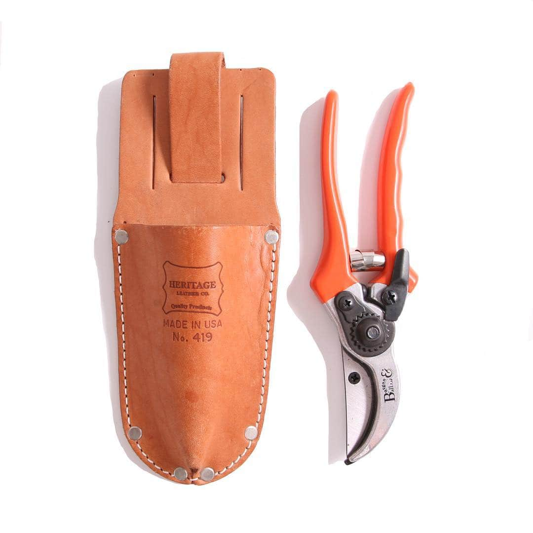 Heritage Leather Co. のインスタグラム：「Gardener's Pruner Tool Holder #heritageleatherco #madeinlosangeles #naturalvegetableleather #剪定ばさみホルダー #道具は専用ホルダーに入れる」