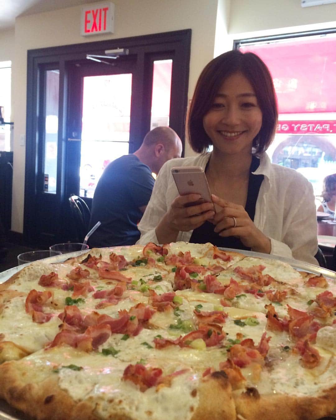 久保田智子のインスタグラム：「#hugepizza #pizza #brooklyn #dumbo #food #foodie #julianaspizza」