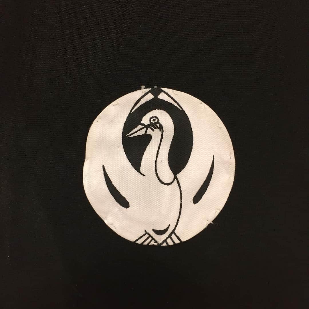 坂東亀三郎さんのインスタグラム写真 - (坂東亀三郎Instagram)「「女伊達」の着付け後見はやゑ六さん。 黒紋付の両胸、背中、両肘辺りに家紋の「鶴の丸」。JALさんに似てそうで似ていない。  そして、この鶴の丸、実は特殊でして…。 #家紋 #定紋 #鶴の丸」6月22日 8時13分 - otowayabando