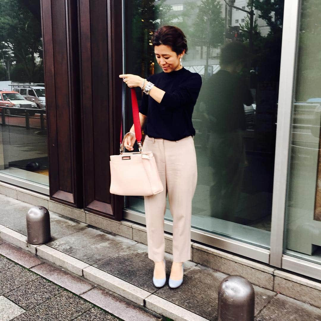 大草直子さんのインスタグラム写真 大草直子instagram そして今日の私のpeekaboo Fendi Vondel Maisonmartinmargiela ストラップは真っ赤とブルーの両a面 朝8時過ぎからのコーディネートには 辛いスタイリングだった 超ハイゲージの透けるニット Vondelの