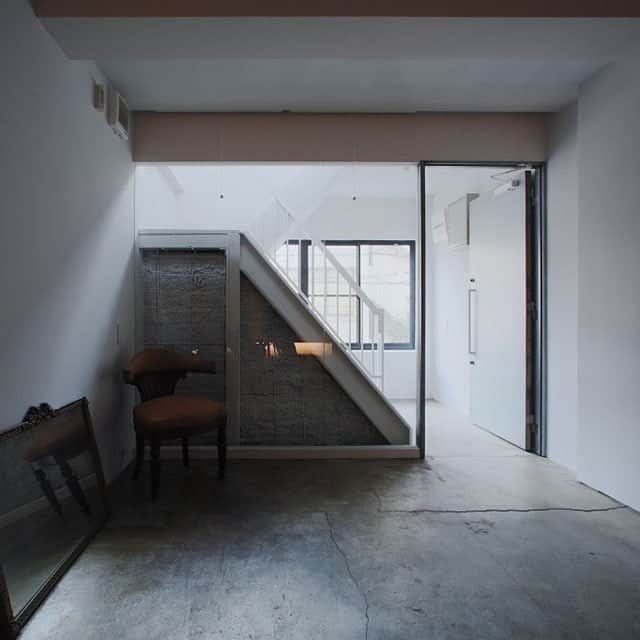 1RENOVATIONのインスタグラム：「ガラスを間仕切りにして光を室内へ取り込む。階段下のガラスからはみ出たセメントを見せる。  #ガラスの間仕切り #リノベーション　 #コンバージョン #ビルリノベーション #ローコストリノベーション #不動産コンサルティング #9  #1RENOVATION #ワンリノベーション」