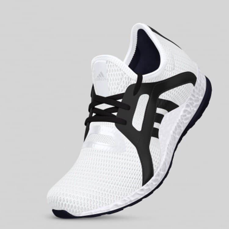 のインスタグラム：「カスタマイズさせてもらいました、100足限定で発売します👟  画像で見ると…パンダ🐼 実物はね、メッシュ素材だったり、レザーだったり…立体感あるからもっとステキです！😂 本当にpure boostは履いていて、気持ちがいいのです。 カラフルなトレーニングウェアにも、シンプルなトレーニングウェアにも合わせやすいように、爽やかだけど、きゅっと締まる、白×黒でデザインしました。 トレーニングシューズとしても、タウンシューズとしても、使えるはず😄 たくさん歩きたい旅行の時にも使えるなぁ🤔 #adidasWomen @adidastokyo」