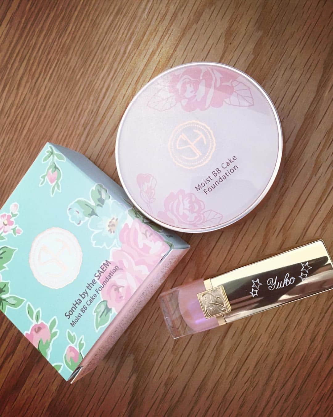 笛木優子のインスタグラム：「夏はやっぱり、BBケーキファンデ💄 つやつやでカバーもできて日焼けも防げるファンデ😁💛💟チョーラクです。 おすすめはこれ！sonha by the saem✨#더샘 #윤손하 ＃BB#BBケーキ #ユンソナプロデュース化粧品 #ユンソナ @sona1117 24日 am1:00-2:00  pm20:00-21:00  QVC 生放送O.A🎼🌟📺」