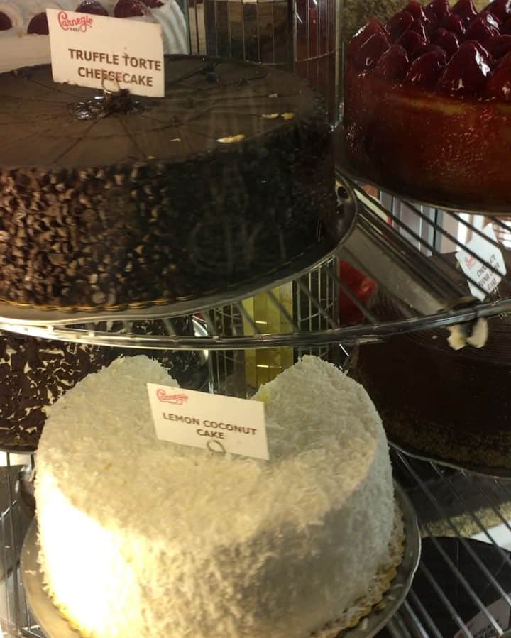 久保田智子のインスタグラム：「#hugecakes #carnegiedeli #food #foodie #ny #newyork」