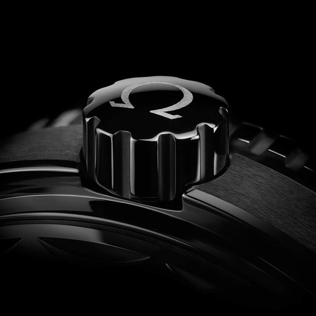 のインスタグラム：「#OMEGAPlanetOcean / #OMEGADeepBlack Look to the right, and discover a ceramic crown with Liquidmetal OMEGA symbol... #omega #omegawatches #watch #watches #seamaster #planetocean #deepblack #crown #watchcrown #ceramic #blackceramic #black #dark #watchmaking #design #closeup #zoom #luxury​」