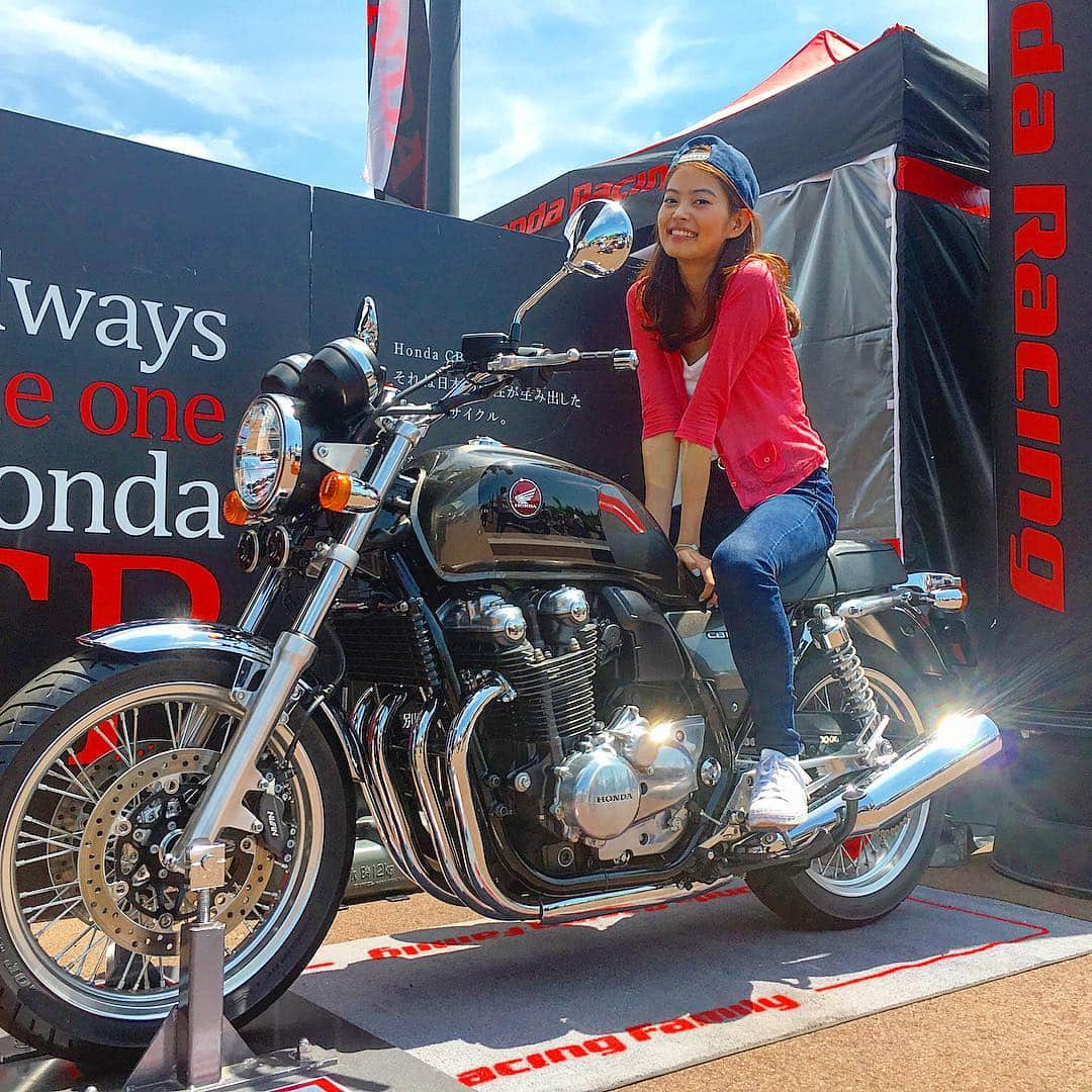 落合恭子のインスタグラム：「🏍 全日本ロード楽しかった🎈 やっぱりCB1100いいな〜〜😍 #cb1100 is a symbolic motorbike to me. But I've never ridden #CB1100 before🙃 #honda #ツインリンクもてぎ #全日本ロードレース #livika #バイク女子 #motorcycle #motogirl」