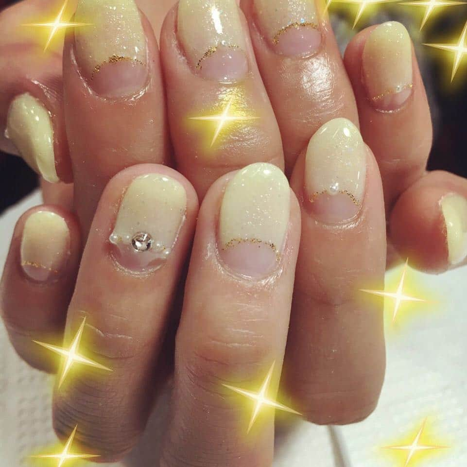 松岡ちなのインスタグラム：「ニューネイル💅  #new #nail #newnail #cute #yellow #逆フレンチ #担当 #ネイリスト #様さま #happy #like＆love #ご褒美 #ご褒美day #ご褒美たいむ」