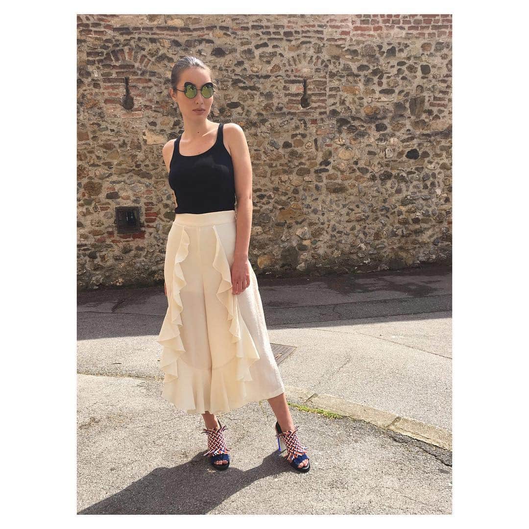 Vesmasinaのインスタグラム：「@alicemccallptyltd Worlds Way pant 💕 available in porcelain & black at Vesmaisna.com #ootd #wiw #wiwt #stylediaries #fashion #style #summer #dubai #dxb」