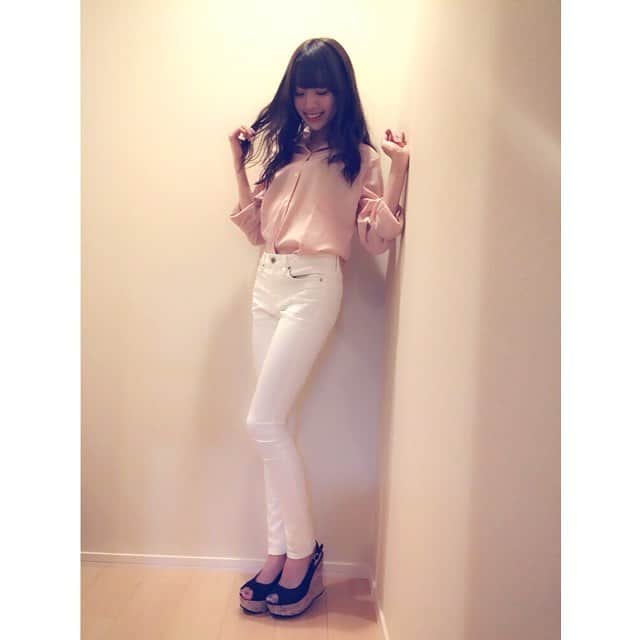 志田友美（ゆうみん）のインスタグラム：「定番のスキニー♡ 白スキニーは夏使えるからたくさん履こ😻 #ootd_WITH @GU_global #GU_PR #GUTL」