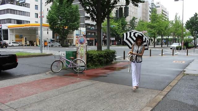 Lune Selectのインスタグラム：「OOTD😎⚓️ · 雨の日も楽しくなるように お気に入りの傘でルンルン気分🎪💕 · #LuneSelect#セレクトショップ #BASE#トップ画面から飛べます#ファッション#コーデ #ootd #fashion #アパレル#服#ネットショップ#ネットショッピング#通販#買い物#2016ss#ストライプ#グレースコンチネンタル#シャネル#ゴールド#ホワイトパンツ#ホワイト#傘」