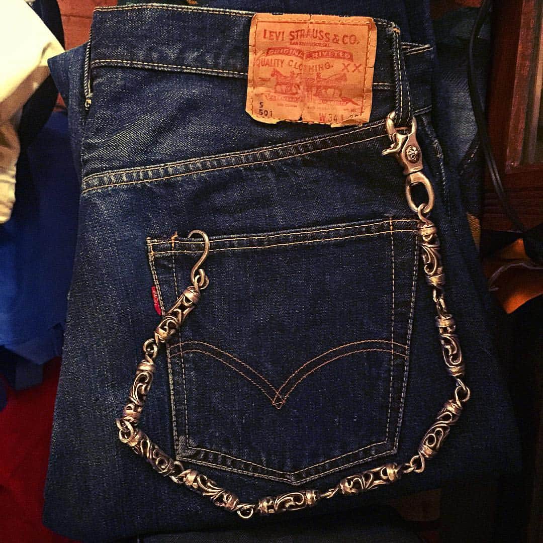 大川知英のインスタグラム：「LEVI'S 501BIGE Stype🇺🇸 ChromeHearts Wallet Chain🚬 ベタはやはりいいな👶  5/29発売🇺🇸 ​7/22（金）「アメカジボーイズ」 場所：渋谷シアターD 開場15:45 開演16:00-終演17:30（90分） 出演者：フルーツポンチ亘👶パンクブーブー哲夫👱 ニブンノゴ！大川🐸LLR伊藤👨/その他  チケットよしもと http://yoshimoto.funity.jp/ TEL：0570-550-100 （Yコード:104179）  #ビンテージ #アメカジ #USA #アメカジボーイズ #リーバイス #501」