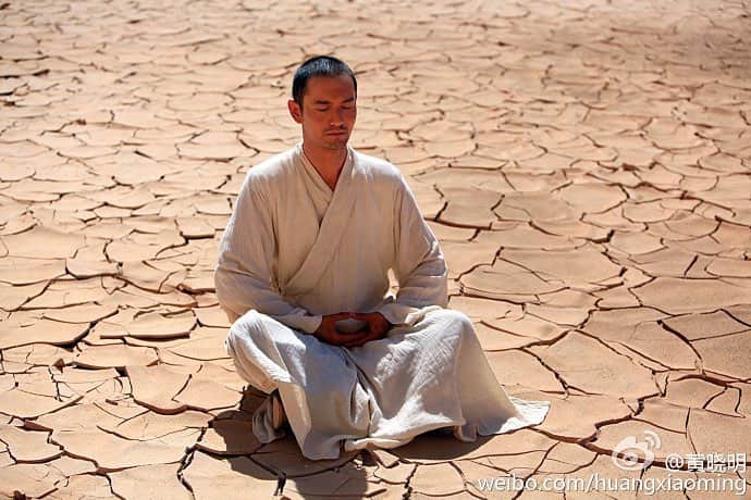 黄暁明のインスタグラム：「Gradually two realms emerge in my life, with enjoyment I’m happy, laughing and drunk; in pains I got hurt, crying and grieving. The older I get, the more I take on my shoulder, I’d walk tall and take my family high on my shoulder and make sure they’re safe and sound no matter how hard it would be to step forward. Time flies yet I’d live every day to be the best of my life. Be myself to spend my best years, stay calm, adaptive, never hope too high or give up.」