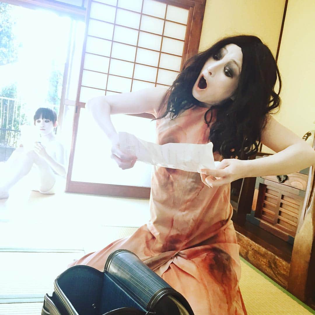 伽椰子と俊雄のほのぼの親子日記のインスタグラム：「あ゛あ゛あ゛あ゛あ゛（こ、これは…！） #ランドセルの底から #小学生男子　#あるある　#あ゛あ゛あ゛あ゛あ゛ #ニャー　#さだかや #sadakovskayako」