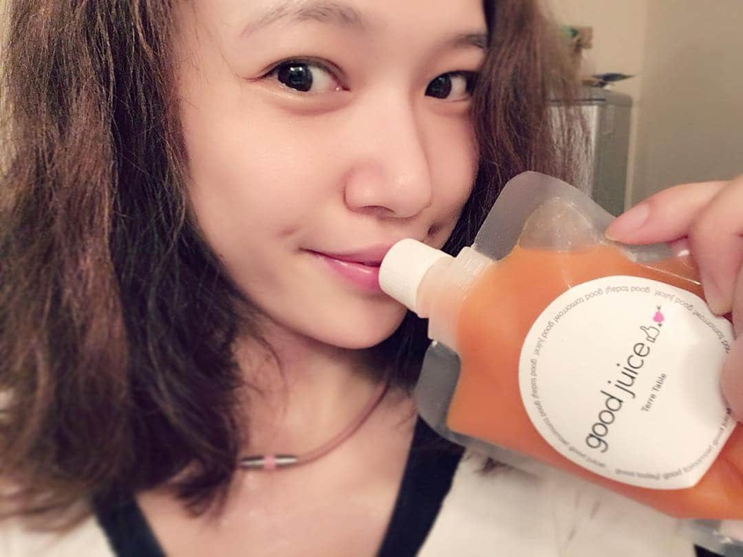 ソニンさんのインスタグラム写真 - (ソニンInstagram)「大阪にコールドプレストジュース持ってきてる。なんの味付けもしていない質の良い食べ物って本当に身体が喜ぶのよね…❤️ @goodjuicetokyo #GoodJuice #GoodJuiceTokyo #ColdPressedJuice #WholeFoods #LoveFruit #BreakFast #BeforeThePerformance  #食事は大事 #ホールフードが大好き #コールドプレスジュース #グッドジュース #食べたものが全て」5月31日 22時18分 - sonim_official