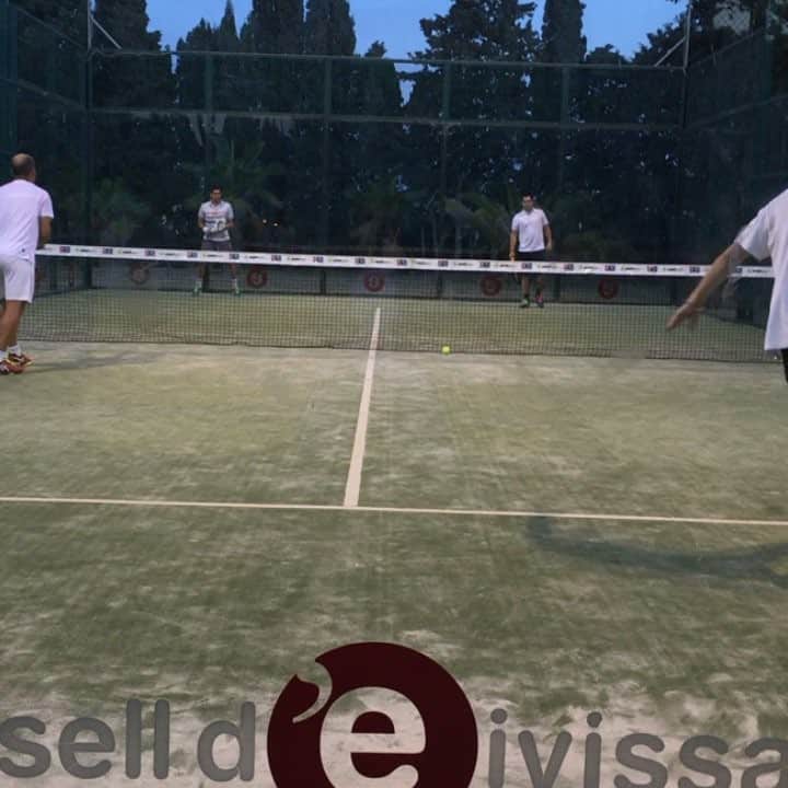 ファビオ・ボリーニのインスタグラム：「Almost my new favourite sport!! PADEL!! ❤️😎🙌🏼」