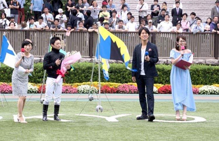 谷桃子さんのインスタグラム写真 - (谷桃子Instagram)「日本ダービーのレース回顧♡♡ 優勝した川田将雅騎手と国歌独唱をして下さった俳優の桐谷健太さんをお招きして♡♡ この日はファンの方に対し 塩対応ならぬ♡砂糖対応と言われている サービス精神旺盛な桐谷健太さんが、打ち合わせにない🌸✨海の声🌸✨を歌ってくださいました！！！生声に感動＞_＜✨✨ やはりファンの方思いの優しいお方ですね( ^ω^ )改めてファンになりました😊🌸✨ #日本ダービー #レース回顧 #東京競馬場 #パドック #優勝ジョッキー #川田将雅 #国歌独唱 #ゲスト #桐谷健太 #海の声 #MC #谷桃子 #細江純子」6月1日 10時58分 - momoko5999