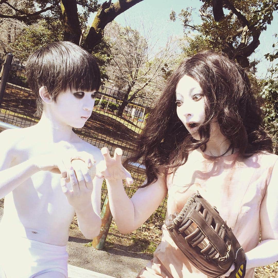伽椰子と俊雄のほのぼの親子日記のインスタグラム：「あ゛あ゛あ゛あ゛あ゛（直前まで特訓）  #いよいよ今夜　#始球式　#日本ハムファイターズ　#6/1ヤクルト戦＠札幌ドーム　#負けられない #あ゛あ゛あ゛あ゛あ゛ #ニャー　#さだかや #sadakovskayako」
