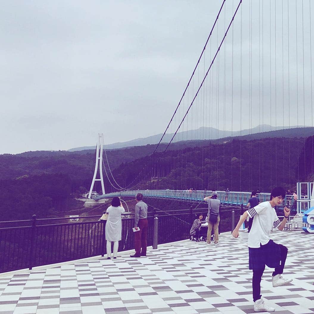 岡崎和寛のインスタグラム：「三島大吊橋😊 #三島スカイウォーク #日本一の大吊橋 #揺れる #左手左足一緒に出てるよ」