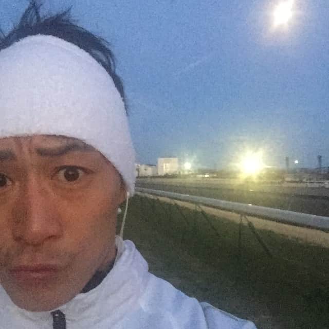 松田大作のインスタグラム：「おいとー！  みなさん。  ほ〜ら。よ〜〜〜く見てごらん。  僕だよ。  #ランニング #競馬場 #騎手 #ジョッキー #jocky」