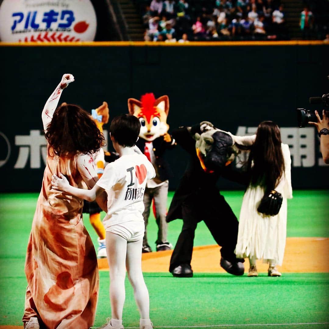 伽椰子と俊雄のほのぼの親子日記のインスタグラム：「あ゛あ゛あ゛あ゛（打ち返ししてやりましたよ！！！） #完成記念イベントのリベンジ　#始球式　#日本ハムファイターズ　#6/1ヤクルト戦＠札幌ドーム　#あ゛あ゛あ゛あ゛あ゛ #ニャー　#さだかや #sadakovskayako」