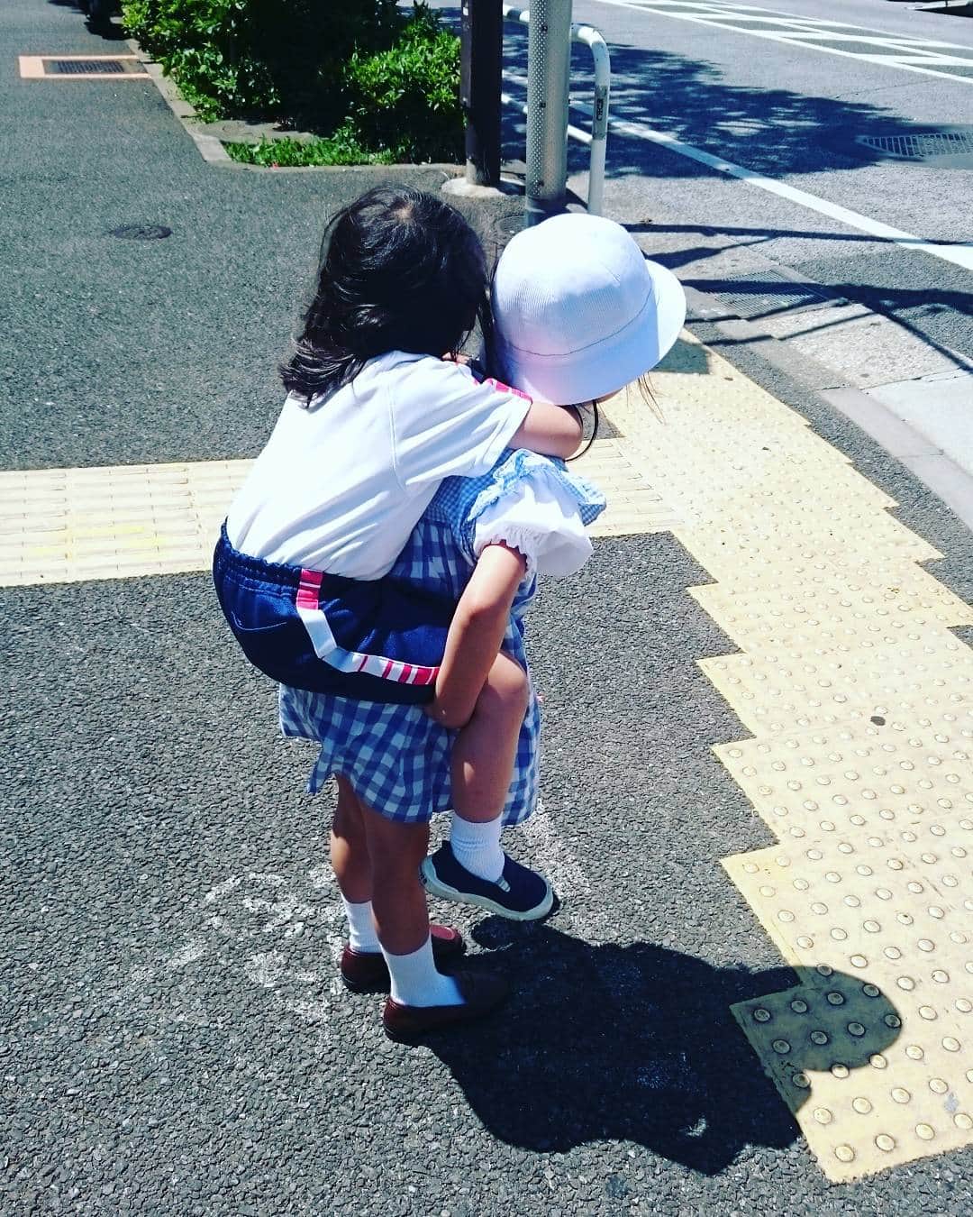 桂宮治さんのインスタグラム写真 - (桂宮治Instagram)「疲れた妹をおんぶしてあげる…  優しいのね🎵」6月2日 13時00分 - miyajikatura