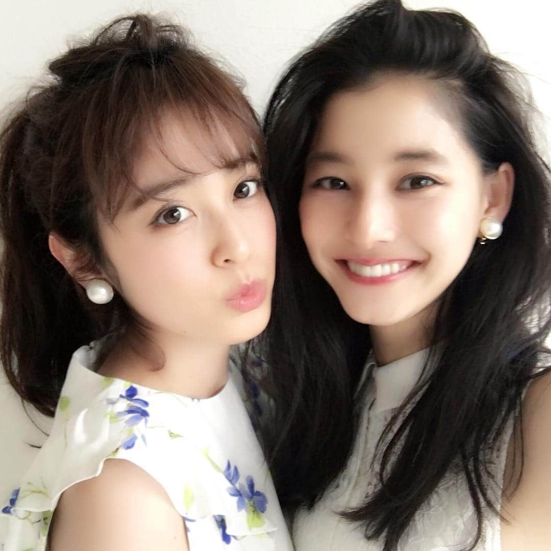 non-noさんのインスタグラム写真 - (non-noInstagram)「「脱・Theデート服ワンピ」の 撮影中の優子と暁子♪  #nonno #nonno_magazine #ノンノ #新木優子 #久慈暁子 #ゆんぴょ #どちらも美人さん  #最近可愛さに色っぽさも加わっている #つまり女子として最強」6月2日 12時24分 - nonno_magazine