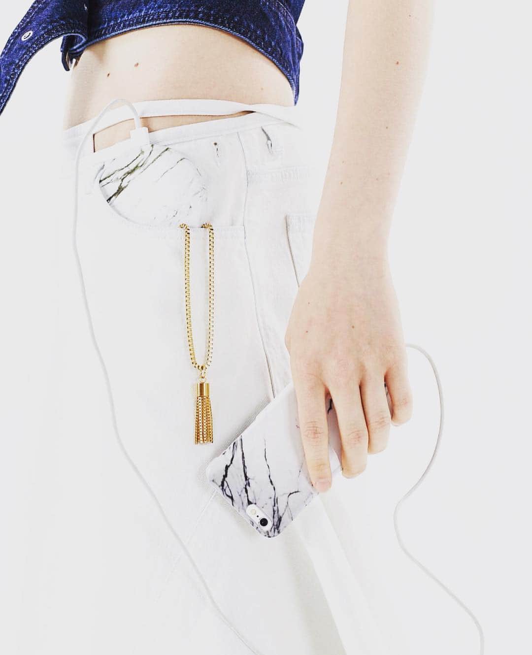 ケースシナリオのインスタグラム：「Marble mobile style @kuznetskymost20 🙌🏼🙏🏼 #marble #mobile #lifestyle #iphone #case #powerbank #fashion #style」