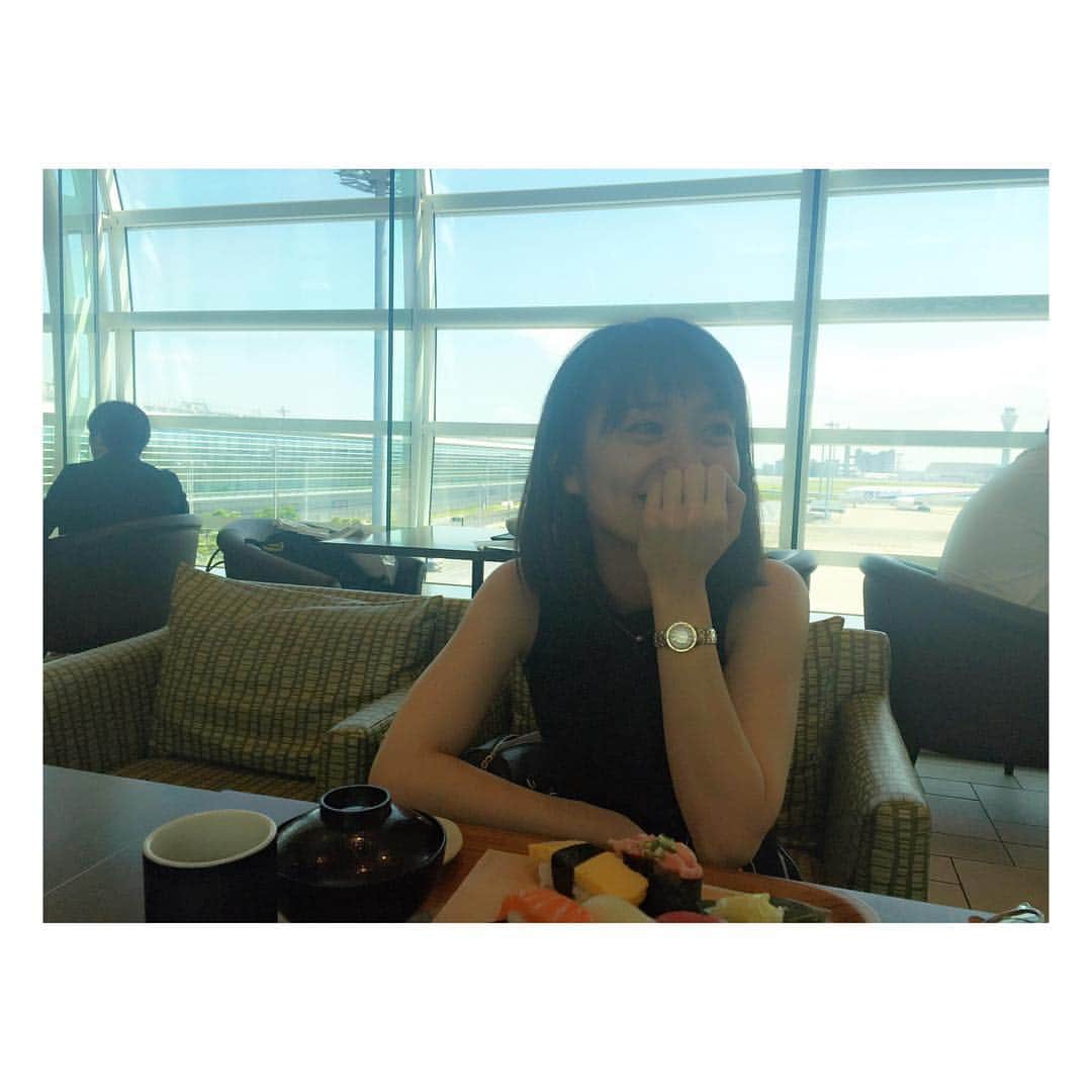 大島優子さんのインスタグラム写真 - (大島優子Instagram)「本日二回目の朝ごはん。。笑  出発時間までが余ってしーすー食す  タイ行って来ます💫🙏 #羽田空港 #お寿司 #二回目の朝ごはん #gotothailand」6月3日 10時28分 - yuk00shima
