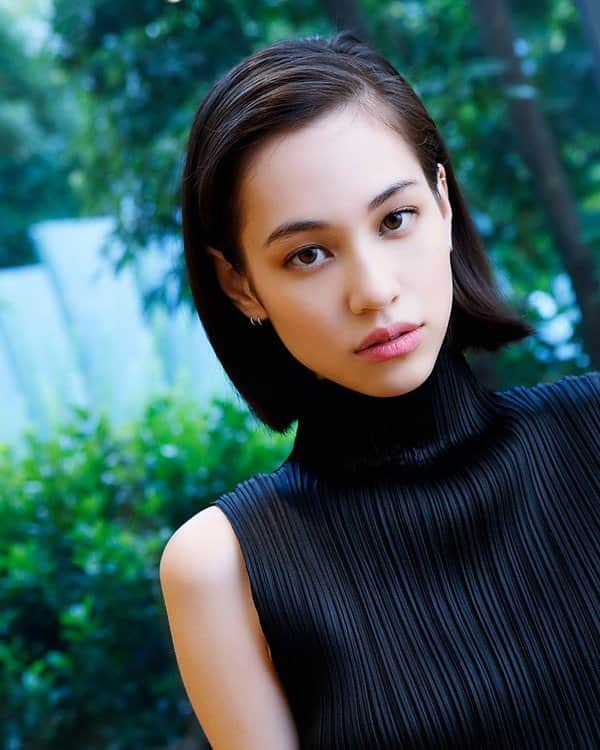 Kiko Mizuhara Fanstagramさんのインスタグラム写真 - (Kiko Mizuhara FanstagramInstagram)「美しい希子様😍😍 http://auone.videopass.jp/navi/article/16807 水原希子、間宮祥太朗インタビュー 「高台家の人々」では水原さんは見かけによらず臆病な性格、間宮さんはなかなか素直になれない役柄でした。演じてみていかがでしたか？  水原　私が演じた茂子は男兄弟の中で育ったのでちょっと男っぽい性格なんですが、好きな男の子の前だと女の子らしくなっちゃう。そのギャップみたいなのを意識して演じていましたね。高台家の兄弟たちとは、撮影の合間にも男友達みたいな感じでワイワイと遊んでいて。2人とも優しいし気を使わなくていいから楽でした！  間宮　綾瀬はるかさんに「本当の姉弟みたい」って言われてたよね（笑）。僕は一人っ子だから、兄弟がいて憎まれ口を叩き合ったりするのって楽しいんだなと思いました。長男役の（斎藤）工さんとは3度目の共演なので、すぐにお兄ちゃんと弟の関係になれました。イギリス人の血が入ったクオーターの役だから「こういうことをやったらイギリスっぽさが出るかな？」って仕草の研究をしたり（笑）。 #水原希子 #kikomizuhara #mizuharakiko #kikoxxx #i_am_kiko #beautiful #model #actress」6月3日 13時42分 - k_i_k_o_x_