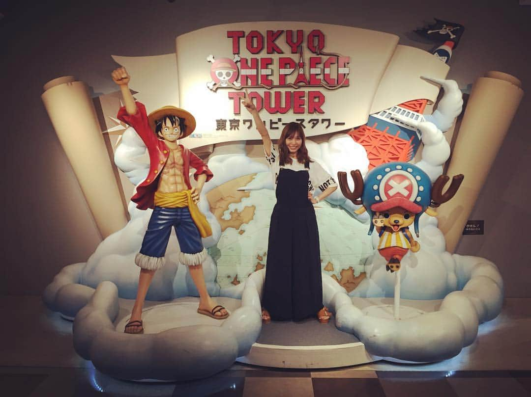 大島麻衣さんのインスタグラム写真 - (大島麻衣Instagram)「大島3兄弟でTOKYO ONE PIECE TOWERへ行きました✊💨 めーーーっちゃ楽しかった😁けど、弟を差し置いてはしゃぐ兄と私とw 1番冷静だったのが10個下の弟でした😂笑 #tokyoonepiecetower  #最高に楽しい時間 #写真を撮りまくりました #弟置き去りにして #兄と騒いだw #大島3兄弟 #どんだけ仲いいんだか #安心できる血の繋がり w #ONEPIECEよ永遠に #ルフィがグー #麻衣がチョキ #チョッパーがパー #さりげなくじゃんけんになったw」6月3日 23時50分 - maioshima911