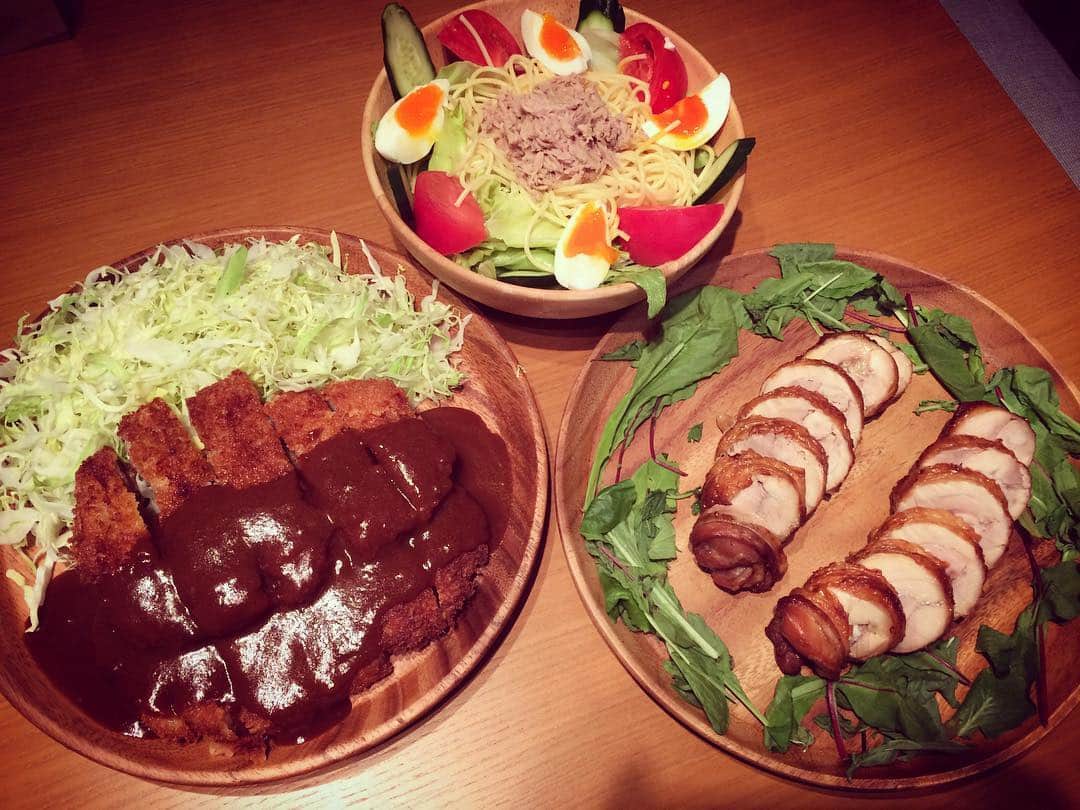 加織のインスタグラム：「あんまり揚げ物しないけど、今日は旦那さんに大好評のとんかつデミグラスソースでした🍴」