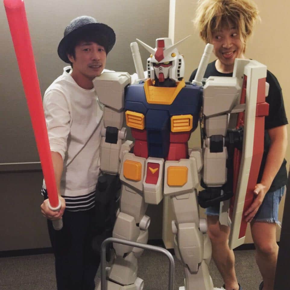 田村淳のインスタグラム：「後輩が引き取ってくれた！ ガンダムのお引っ越し！」