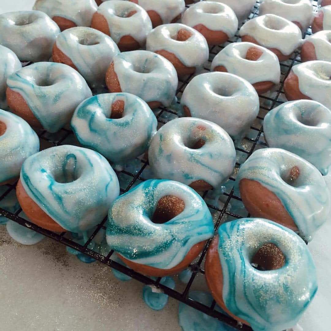 シンシアヴィンセントのインスタグラム：「Don't mind if I do 🍩✨ #nationaldonutday」