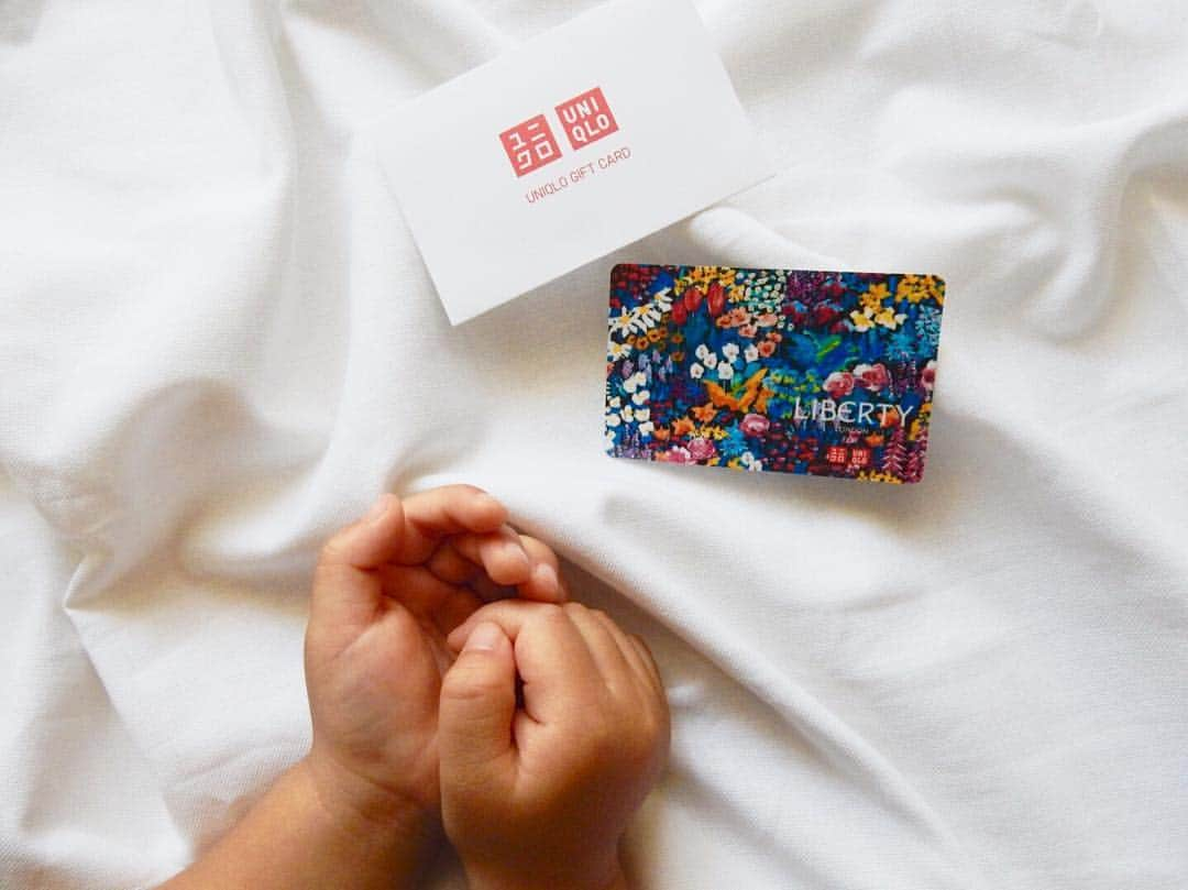 yuuuu164のインスタグラム：「✒︎gift card 💌 . . @uniqlo 様から素敵なギフトカードを頂きました. . ギフトカードがあるなんて知らなかったのでびっくり‼︎ 封筒を開いた瞬間 『かわいい♡』と言葉が思わず出ちゃうほど リバティがとっても印象的💐 . 私も誰かに贈りたくなりました♡ . uniqlo 様ありがとうございます. 早速 パパと息子達にプレゼントします！ . #🎁 #uniqlogift #ユニクロギフトカード #libertylondon #リバティロンドン」