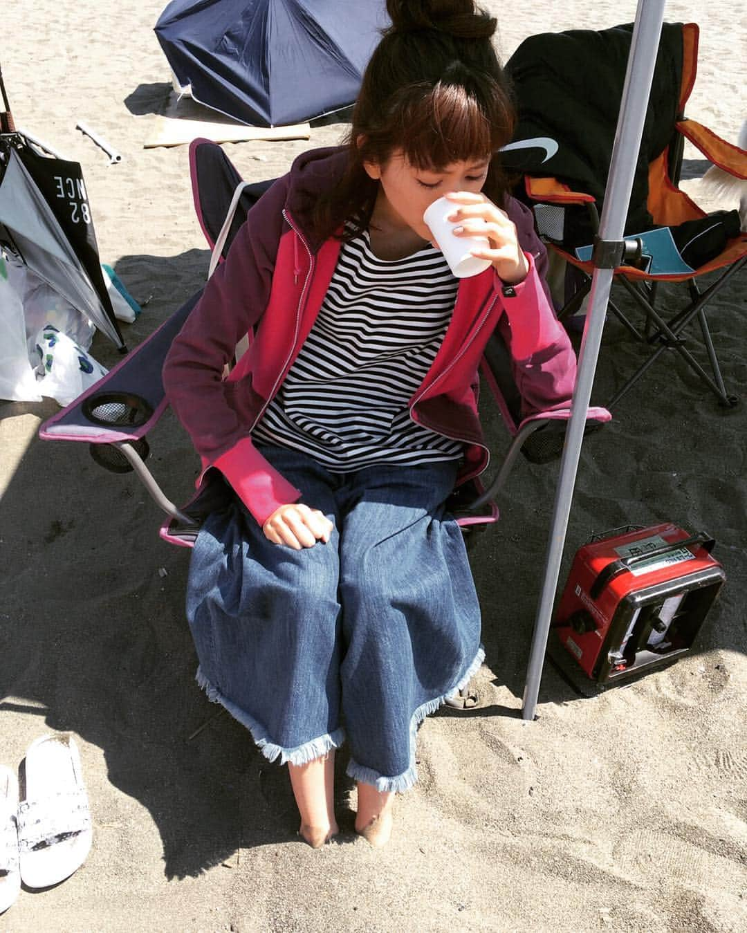 桐谷美玲さんのインスタグラム写真 - (桐谷美玲Instagram)「足湯ならぬ、砂湯？砂浴？ 海辺での撮影はまだまだ寒いです(´･_･`) #好きな人がいること#白湯 もね！」6月4日 14時54分 - mirei_kiritani_