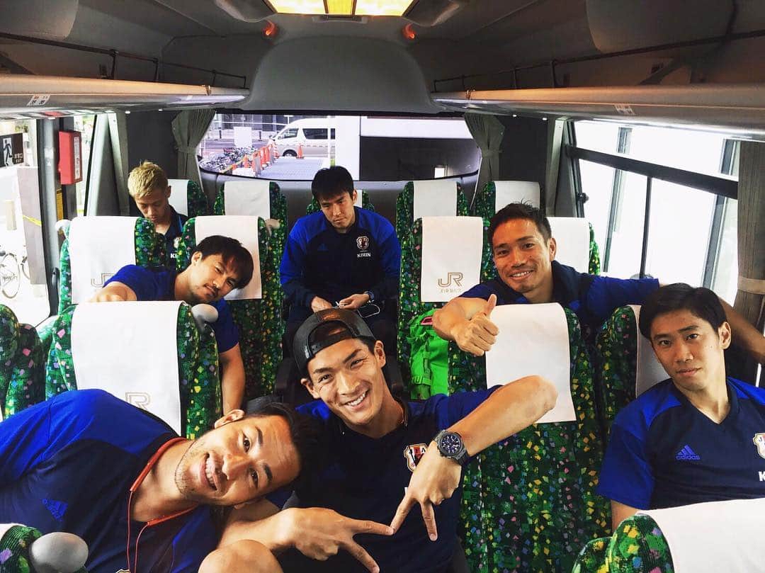 槙野智章さんのインスタグラム写真 - (槙野智章Instagram)「練習終わって今から大阪に出発‼︎ バスの中での過ごし方は各々…笑  #代表合宿」6月4日 15時28分 - makino.5_official