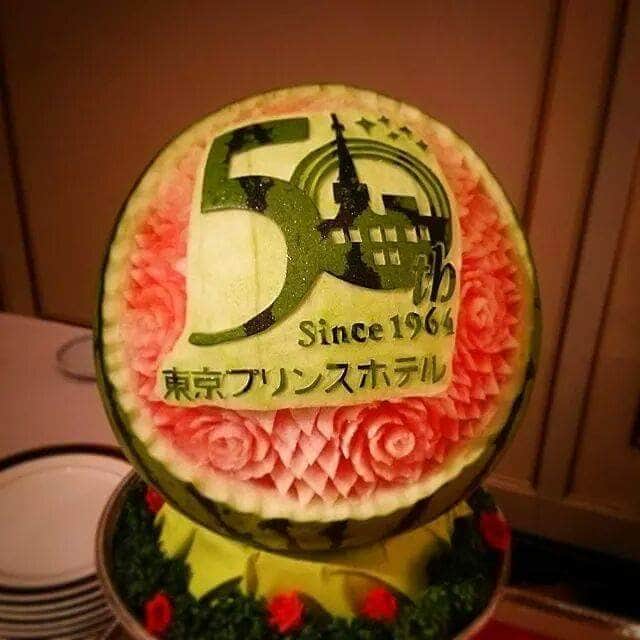 東京プリンスホテル / Tokyo Prince Hotelのインスタグラム：「【東京プリンスホテルの想い出】 50周年記念のスイカカービング！  #reborn_tph #東京プリンスホテル #50周年#2015年 #スイカ#カービング #スイカ彫刻 #東京タワー #ホテル#hotel #watermelon#fruitcarving  #tokyoprincehotel」
