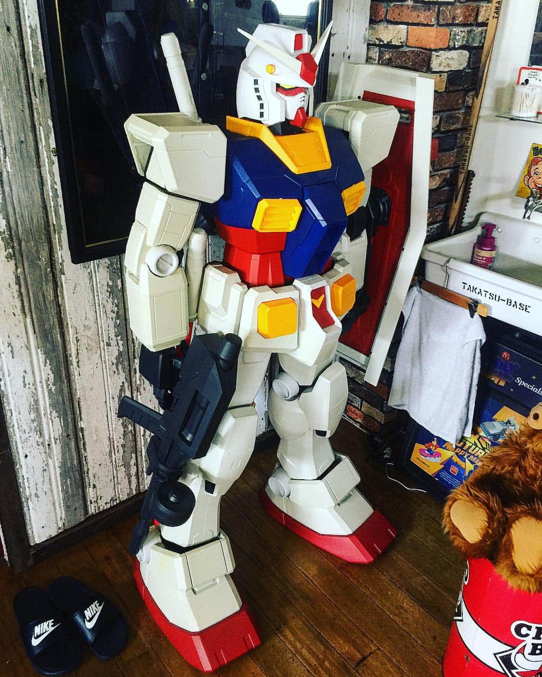 大川知英のインスタグラム：「HYPER HYBRID MODEL 1/12 RX-78-2 GUNDAM❗️ LONDON BOOT'S 淳さんに頂いた 150cm Special GUNDAMが TakatsuBaseに❗️ 🇺🇸 #ガンダム #150センチ #バンダイ #タカツベース #出来が良すぎる #ずっと見てられる #大切に保管します #動き出したら一緒に遊ぶ」