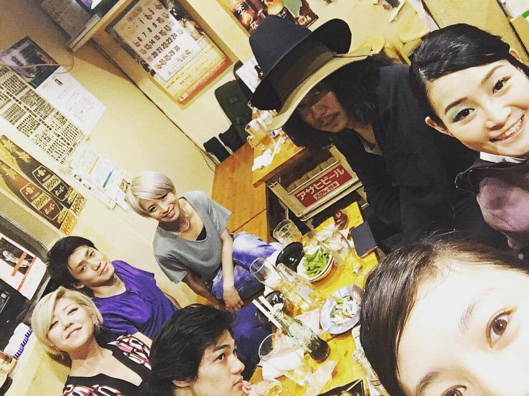 真崎ゆかのインスタグラム：「PANKBANK第二回公演「テスラとステラ」、3日間の公演が終わりました。 本日の千秋楽は満員御礼！！ ご来場いただいた皆様、応援してくださっていた皆様、ありがとうございました✨  今回PANKBANKにお声掛けいただいて舞台に立たせてもらいましたが、刺激が多く、何よりものすごーーーく楽しかったです。  お芝居をすることの楽しさ、観せる(魅せる)ことの楽しさ、このメンバーでいることの楽しさ、出演者だけではなくたくさんの才能溢れる方たちとの出会い… もう感無量です。  またお芝居やりたいです。 みんな大好き。  ありがとう。  #PUNKBANK #テスラとステラ #秋草瑠衣子 #後東ようこ #杏実えいか #仲井真徹 #武智佑太 #三宅章太郎 #SOOOdramatic!」