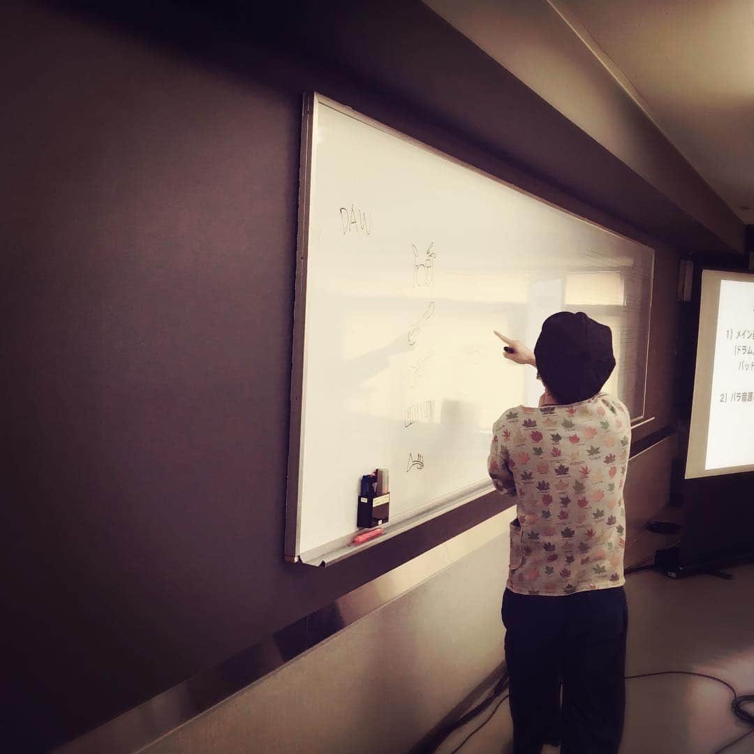 koma’nのインスタグラム：「こまんさん兄さんの音楽講座ペン(`･⊝･´)」