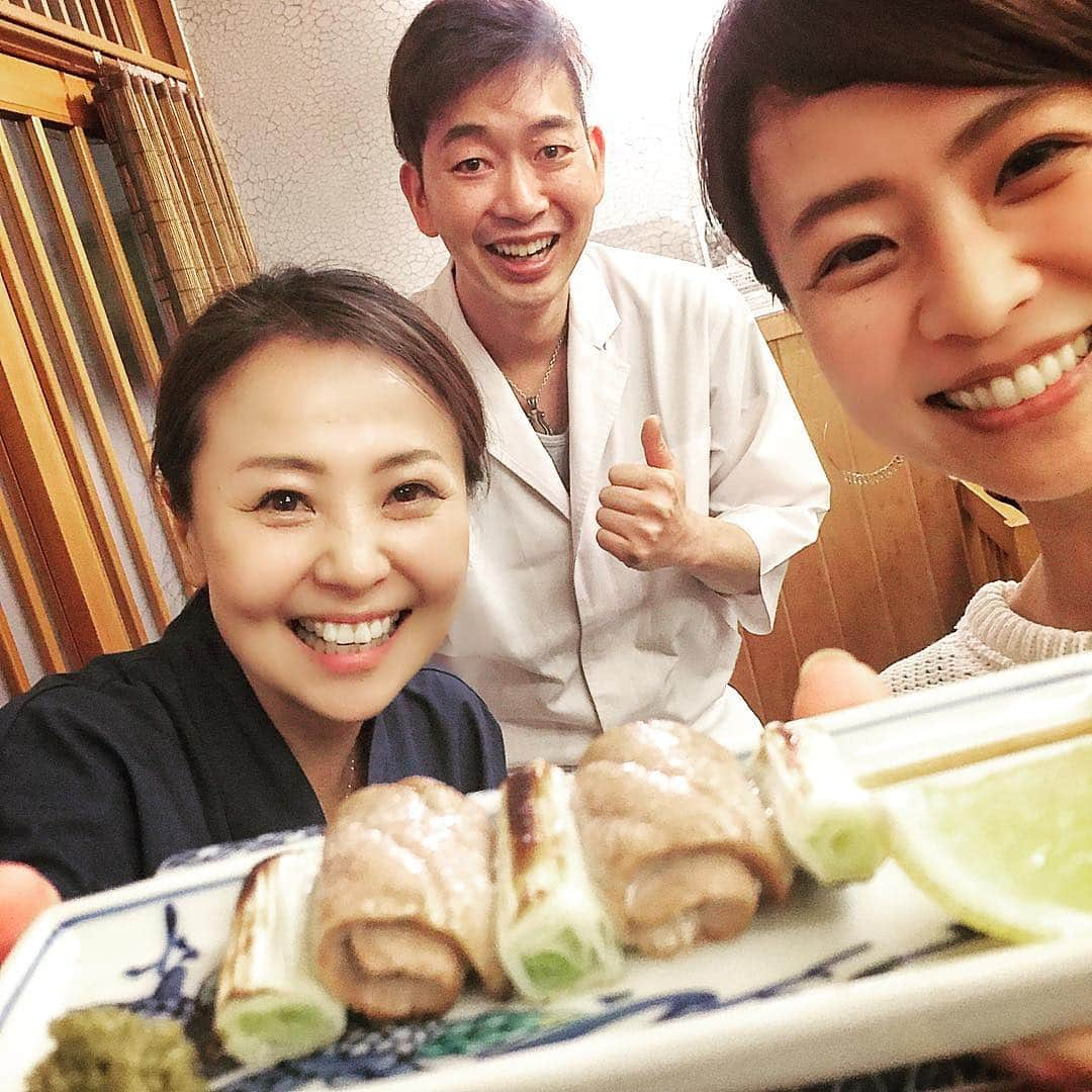 五明祐子さんのインスタグラム写真 - (五明祐子Instagram)「今夜も大好きな栄太郎鮨へー。実はおとといの夜も来たのよね^ ^  お寿司ももちろん美味しいけれど、こちらも美味しくていつも頼んじゃうねぎま焼き😍 何をいただいても美味しくて、 ほかにもおすすめたくさんありますが、 今夜はまことくん、あきちゃん、ねぎま焼きとのフォーショットで😁  #栄太郎鮨 #いつもありがとうございます#どこにも行きたくない#外食ならここにしか行きたくない」6月5日 23時09分 - gomyoyuko