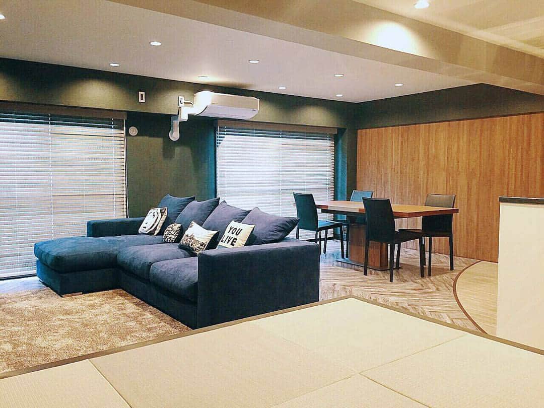 のインスタグラム：「【k residence in toyonaka 】 ×BoConcept  Interior --------------------------------------- #TO_ONE_innovation #TOONEinnvation #トゥーワンイノベーション #リノベーション #デザインリフォーム #インテリア #建築 #住宅 #デザイン #家 #マイホーム #スタイリッシュ #モダンインテリア #ボーコンセプト #豊中 #マンション #リビングダイニング」
