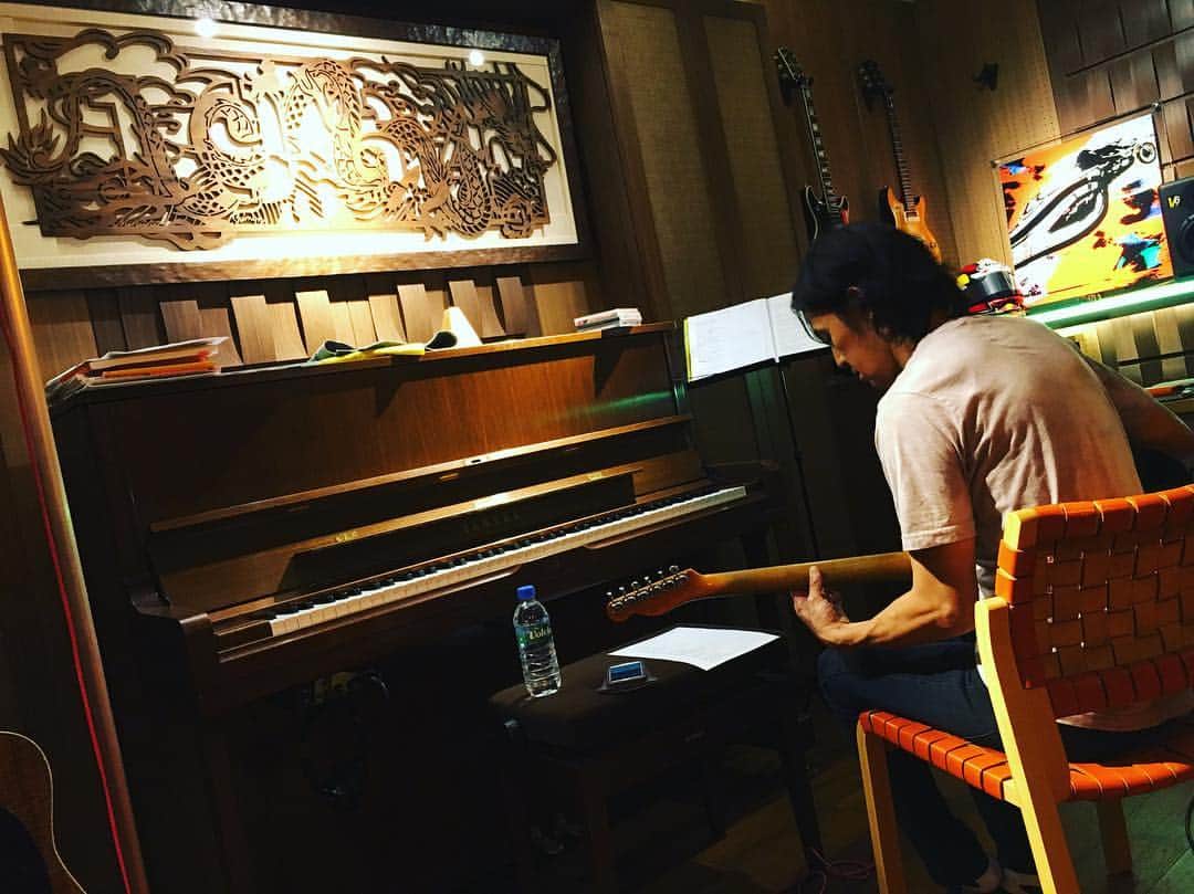 B’zさんのインスタグラム写真 - (B’zInstagram)「Working in the studio. #稲葉浩志 #koshiinaba #recording」6月7日 15時12分 - bz_official_insta