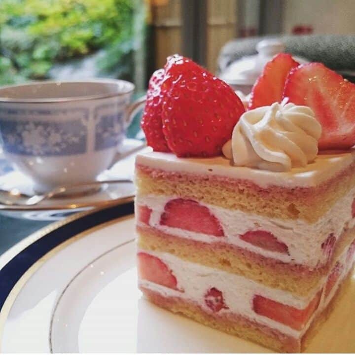 のインスタグラム：「【東京プリンスホテルの想い出】 #ティーサロン#ピカケ の#ケーキ  #regram 📷by@rougerose616  #reborn_tph #東京プリンスホテル #ラウンジ#ホテル #コーヒー#ショートケーキ #プリンスホテル #tokyoprincehotel #cake#strawberry」