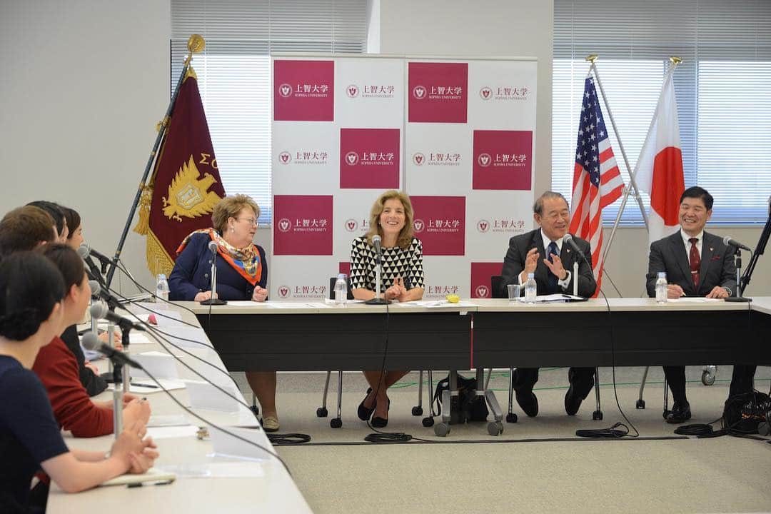 キャロライン・ケネディのインスタグラム：「Enjoyed our student roundtable on #G7 issues at Sophia University with President Terry Sullivan of the University of Virginia, Ambassador Ichiro Fujisaki, and President Takashi Hayashita of Sophia University. バージニア大学のテリー・サリバン学長、藤崎一郎大使、早下隆士上智大学学長と共に #G7 についてのディスカッションを学生たちと楽しみました。 #EducationUSA」