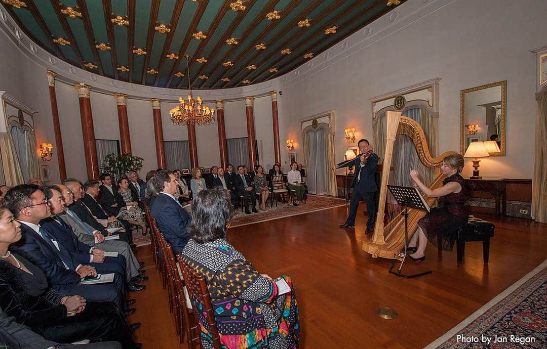 キャロライン・ケネディのインスタグラム：「Thank you David Kim and Elizabeth Hainen for a great performance & welcome back to Japan Yannick Nézet-Séguin @thephiladelphiaorchestra! 指揮者のヤニック・ネゼ＝セガンさん、フィラデルフィア管弦楽団の皆さん、日本での素晴らしい演奏をありがとうございました！」