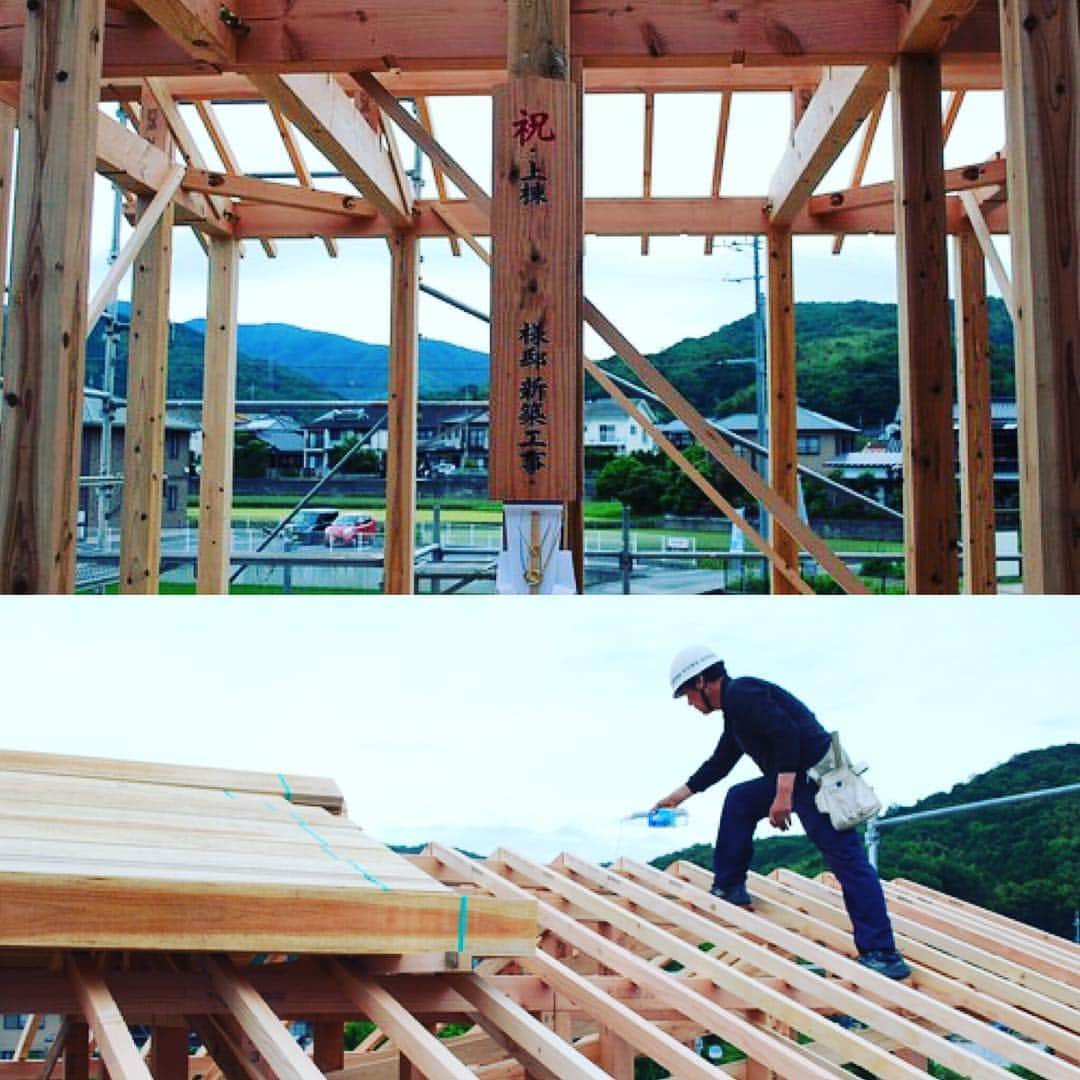 ナカムラ建設のインスタグラム：「どうにか持ちこたえてくれた梅雨空。 昨日は　無事上棟をすることができました。 ご施主様には　奥様も体調が思わしくないにもかかわらず　顔を見せてくださり　 またお母様にも気を遣ってくださり　ありがたいことです。 昨日の干潮は15時30分・・間に合わないといけないので　早朝の満潮時には海水を汲み準備しました。 強い日差しでもなく　雨も降らず　上棟日和でした。  同じ造成地で　Dハウスはもう屋根まで終了し　Mホームは基礎工事、Tホームはこれから基礎工事・・と 建築ラッシュです。 メーカーさんの家が建ち並ぶ中　ひっそり地味に頑張っています。  #山口県 #周南市 #家 #手作り #地域密着型工務店 #キッチン #台所 #徳山 #キッチン #展示会 #大工 #和室 #インテリア #洗面台 #工務店 #伝統 #山口 #ナカムラ建設 #天気 #庭 #ガーデニング #地域密着型工務店 #思い出 #建築 #一軒家 #伝統 #台風 #梅雨」